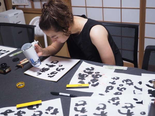 L'expérience japonaise de la calligraphie japonaise des femmes japonaises